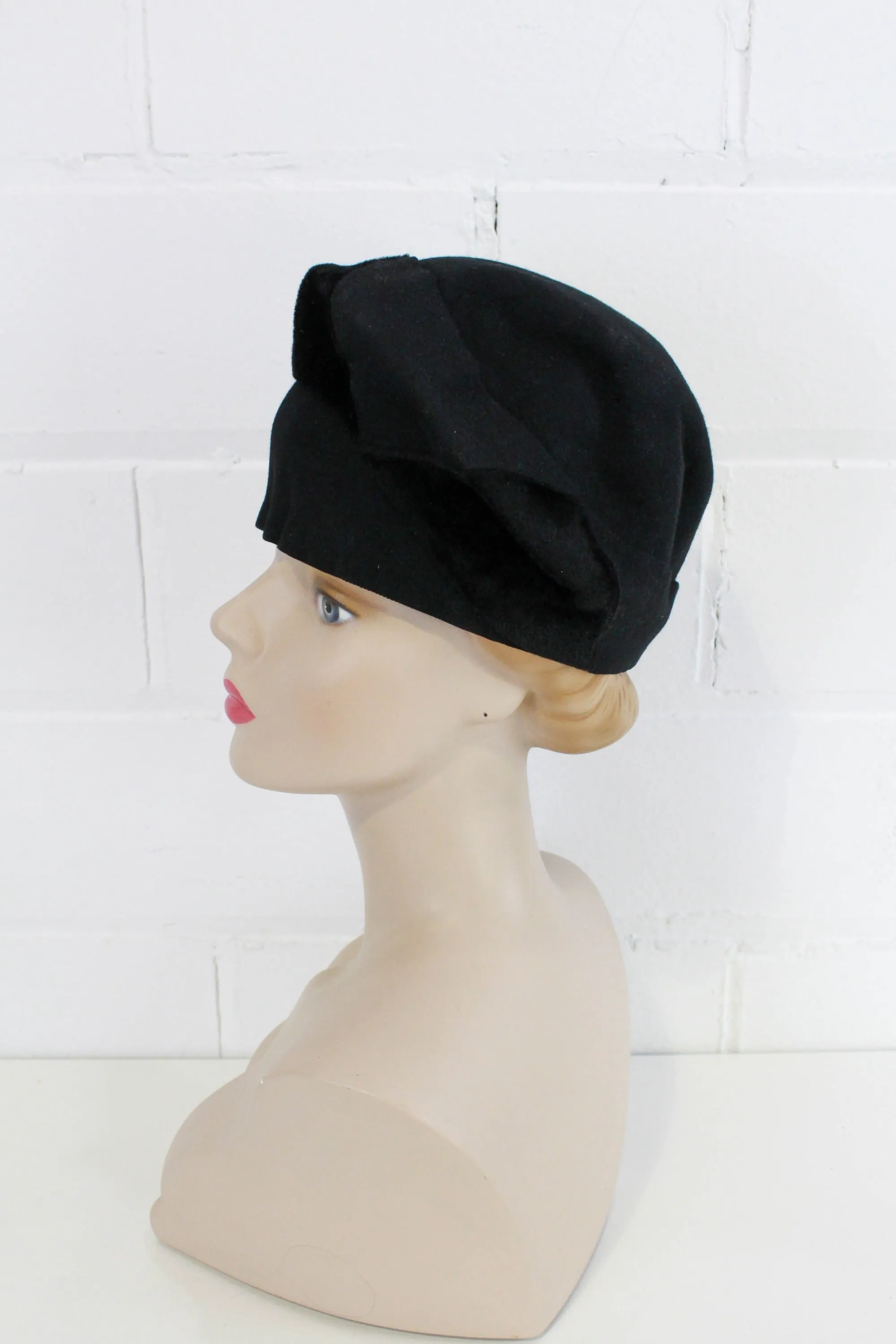 1930s Wool Cloche Hat with Blocked Dome Crown, 3 Diamonds of Peach Bloom Felt