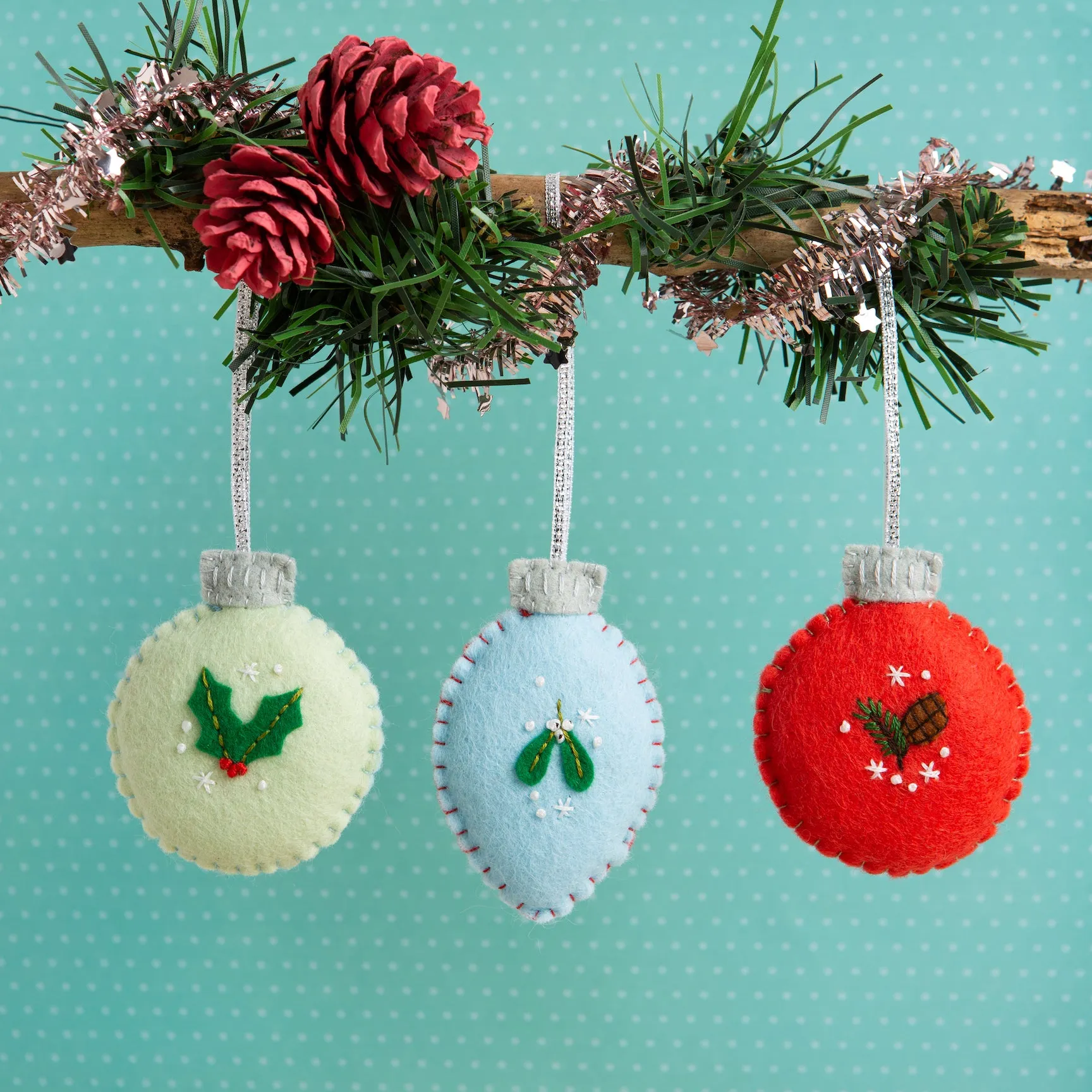 Christmas Baubles Felt Craft Kit