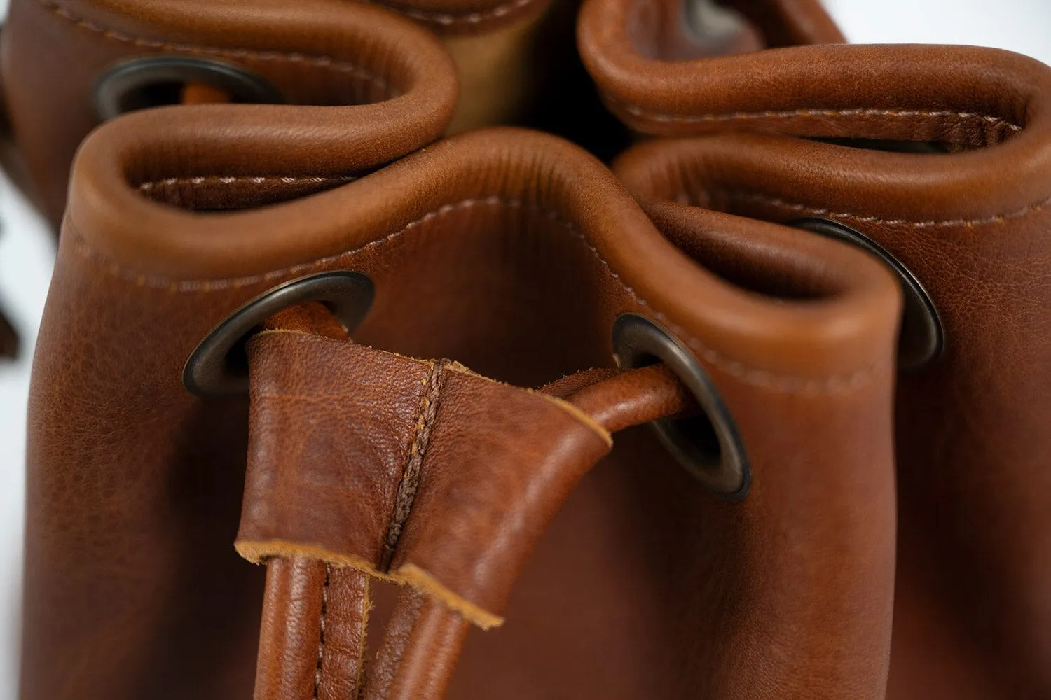 LEATHER BUCKET BAG - LARGE - PEANUT BISON