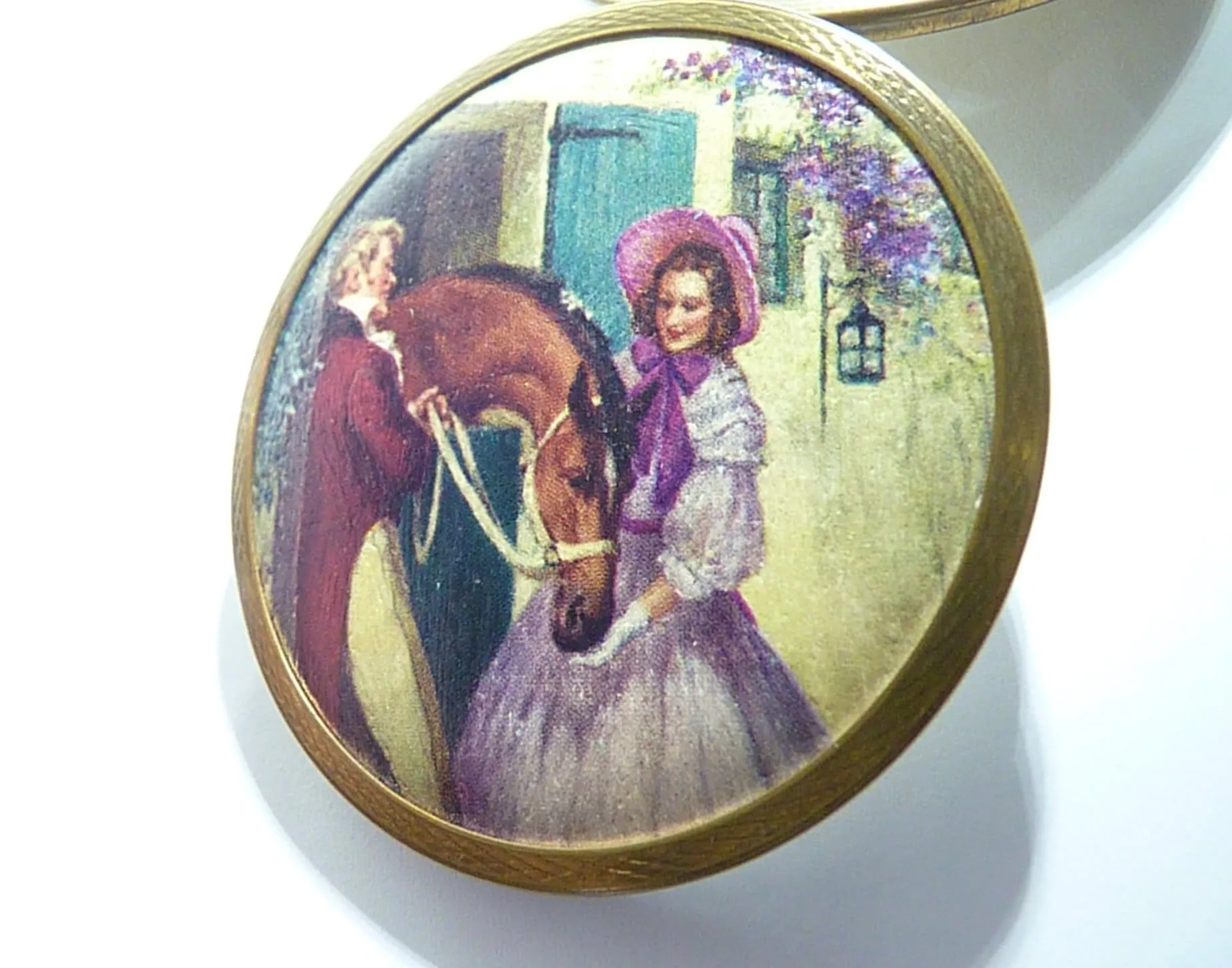 Rare Powder Compact 1948 Stratton Scone Without Inner Lid Georgian Courting Couple Book Piece