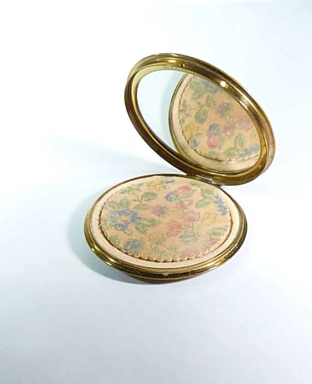 Rare Powder Compact 1948 Stratton Scone Without Inner Lid Georgian Courting Couple Book Piece